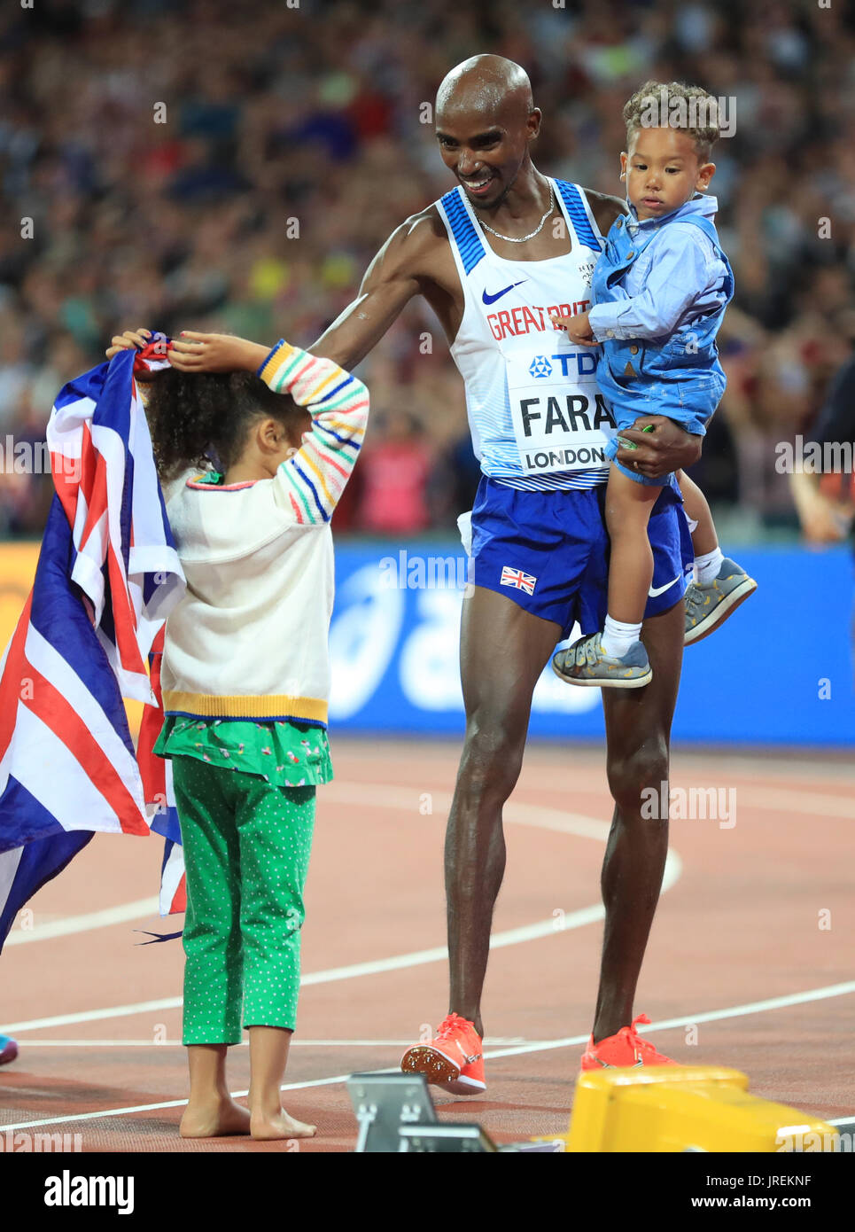 Mo Farah festeggia con la sua famiglia durante il giorno uno del 2017 IAAF Campionati del mondo presso il London Stadium. Foto Stock