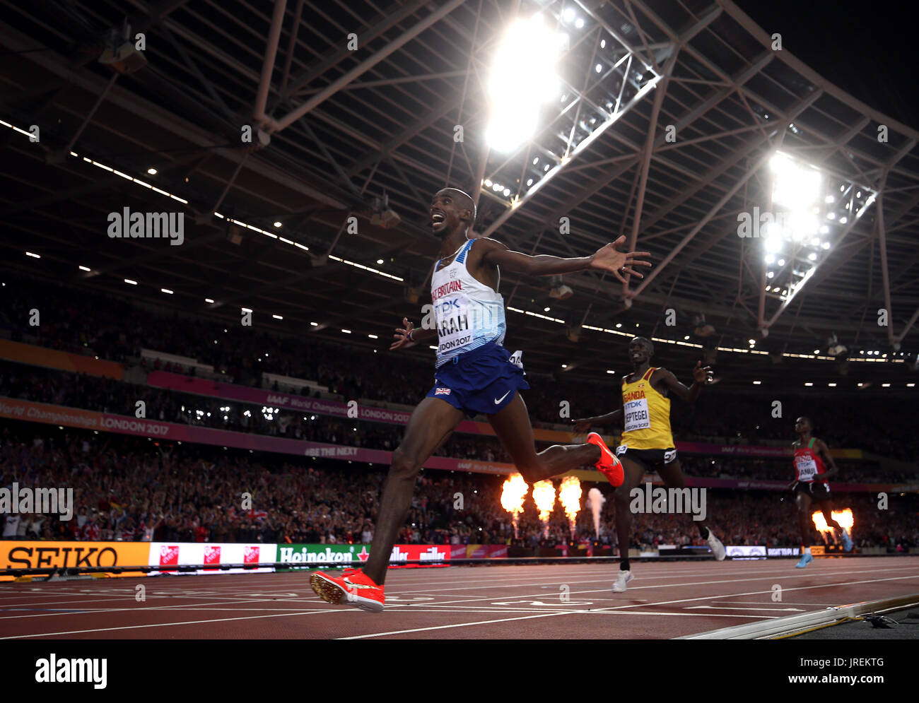 Gran Bretagna Mo Farah vince il uomini 10.000m durante il giorno uno del 2017 IAAF Campionati del mondo presso il London Stadium. Foto Stock