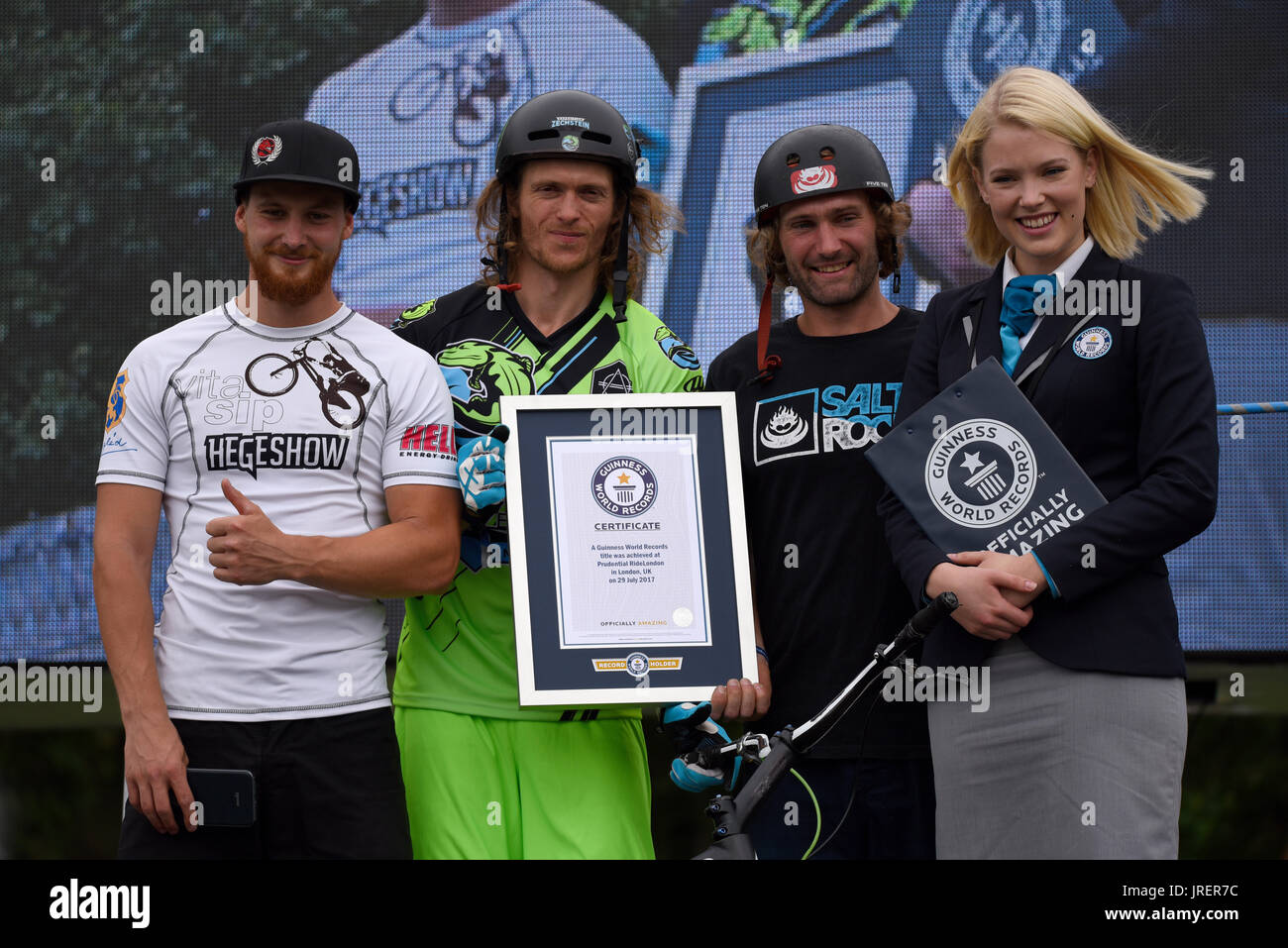 Lazlo Hegedus, Rick Koekoek e Andrei Burton con il Guinness World Record ufficiale di Sofia Greenacre presentando per nuovi record per la BMX salta Foto Stock