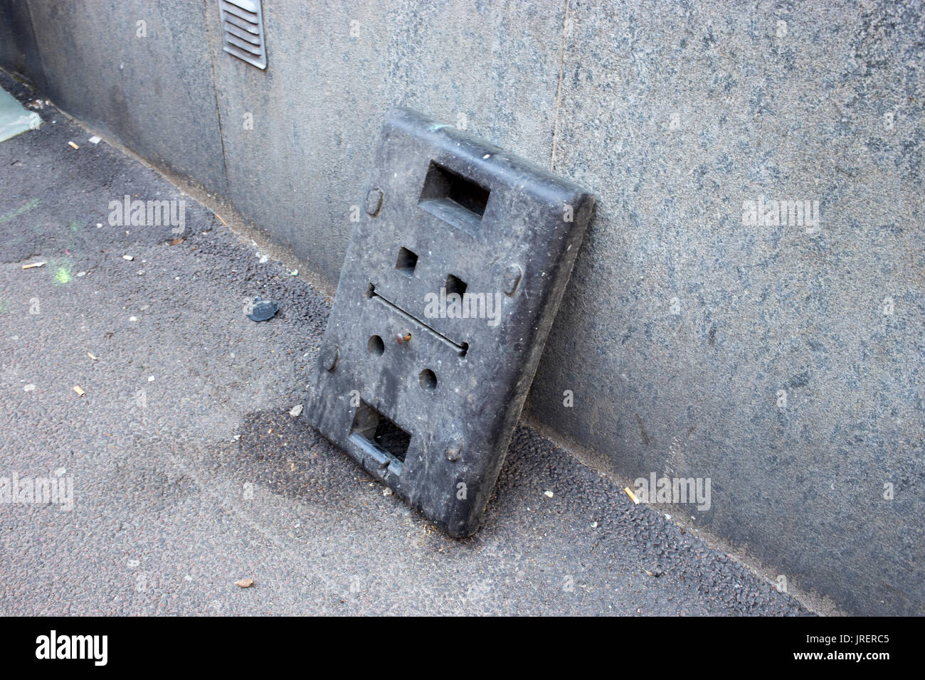 Faccia nascosta nei materiali da costruzione al di fuori della Ullevi stadium di Gothenburg. Foto Stock
