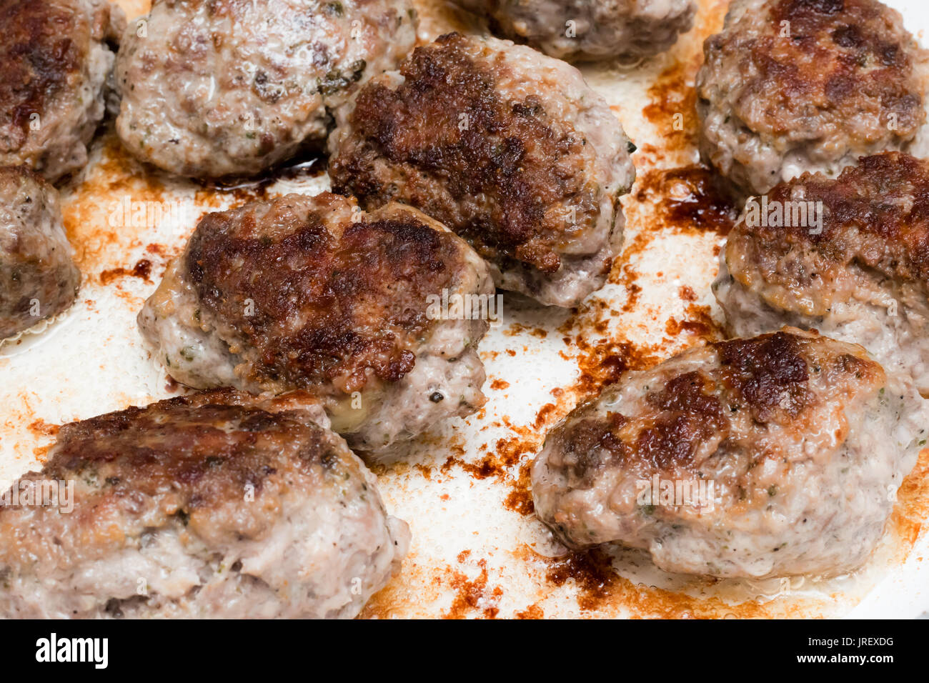 Polpettine di carne di manzo e maiale macinato in padella durante la cottura. Foto Stock