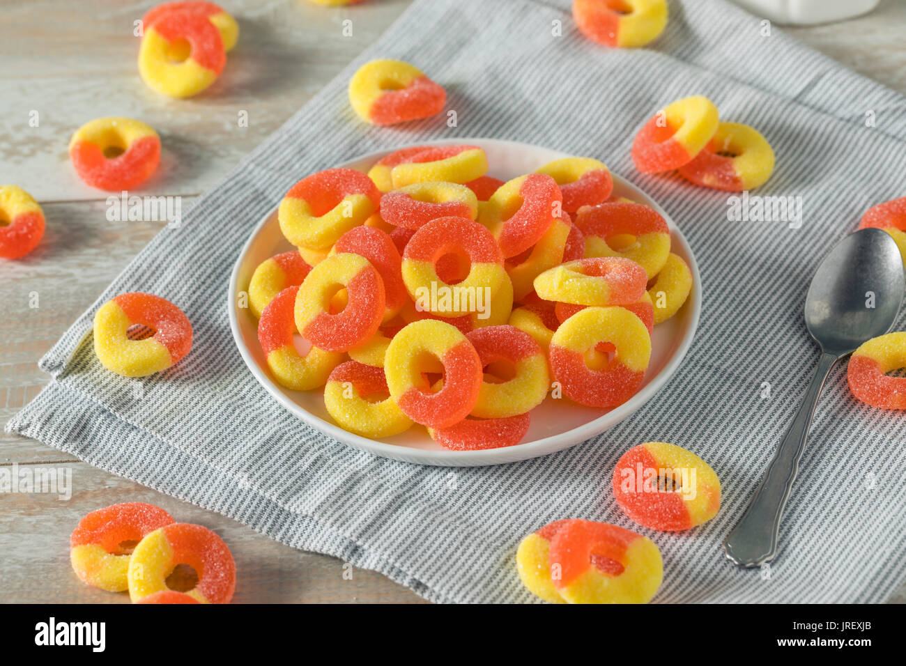 Dolce di pesche zuccherino caramella gommosa anelli pronto a mangiare Foto Stock