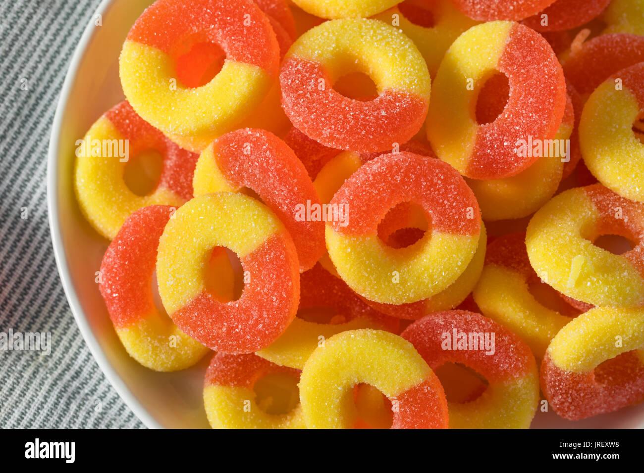 Dolce di pesche zuccherino caramella gommosa anelli pronto a mangiare Foto Stock