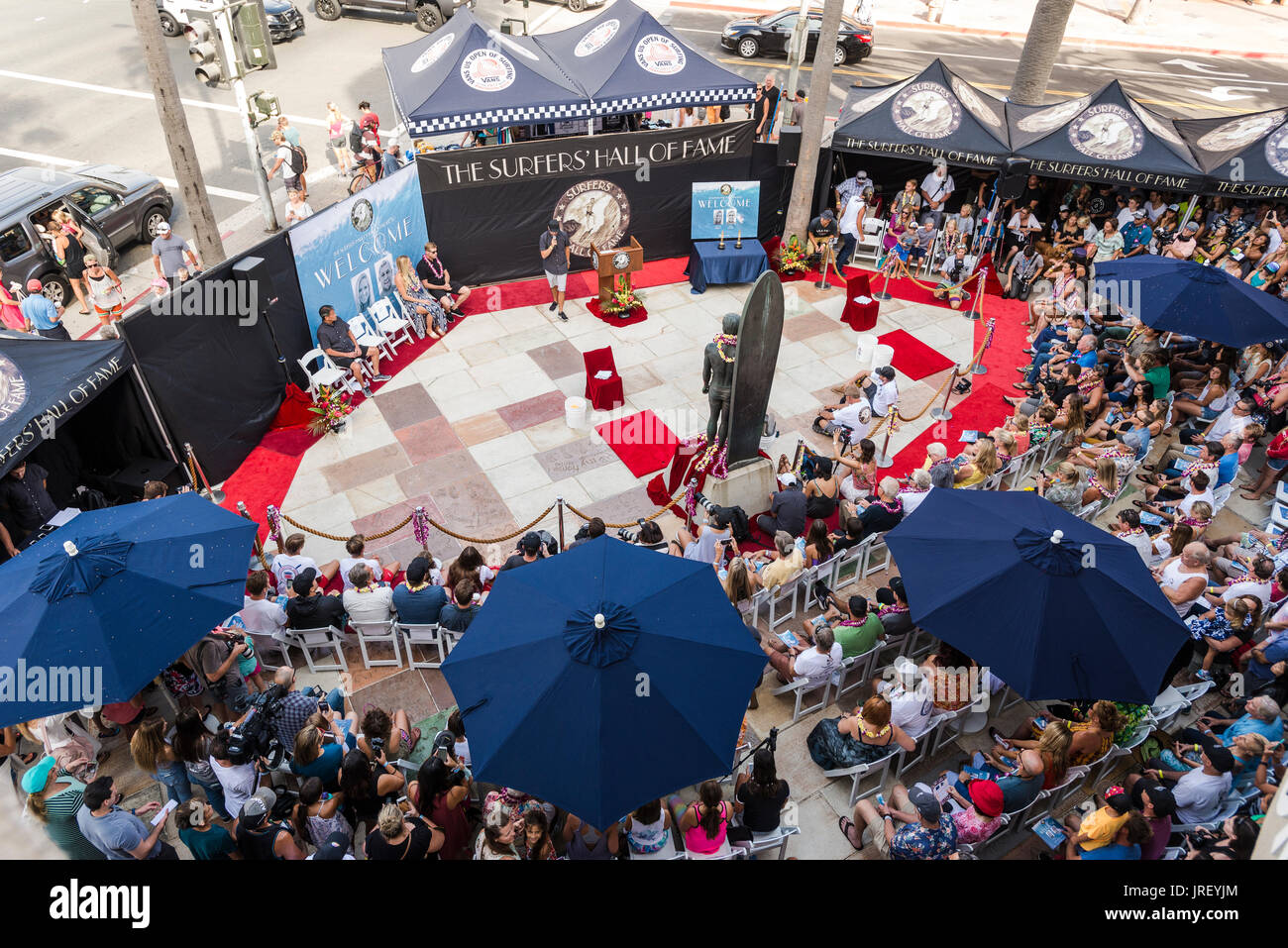 Huntington Beach, Stati Uniti d'America. 04 Agosto, 2017. Grandi folle si riuniranno presso il Surfing Hall of Fame cerimonia di induzione di Mick Fanning (AUS) e Betania Hamilton (USA-Hawaii) davanti a Huntington surf e sport su Main Street, Huntington Beach, CA. Credito: Benjamin Ginsberg/Alamy Live News. Foto Stock