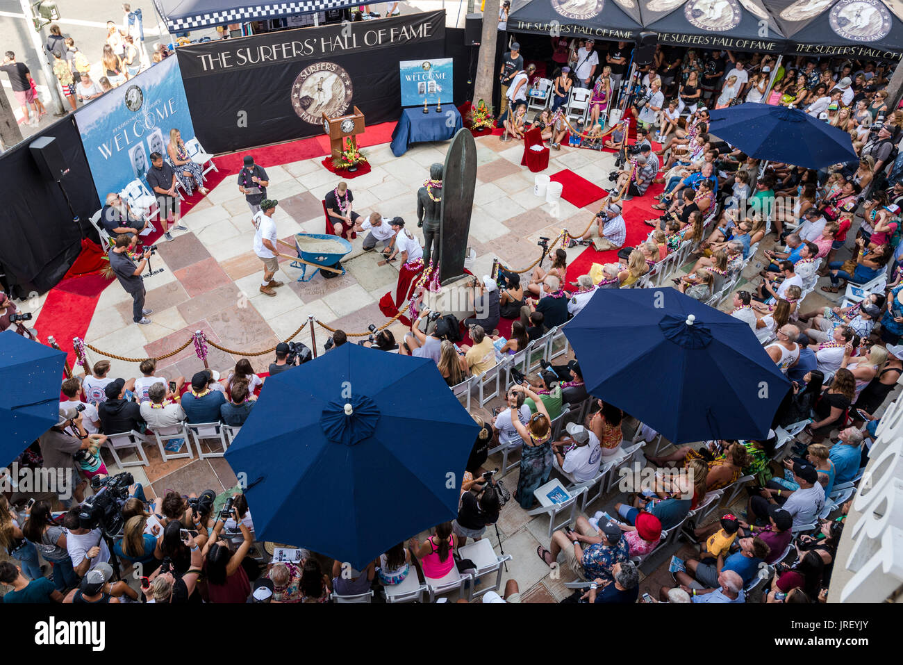 Huntington Beach, Stati Uniti d'America. 04 Agosto, 2017. Tre volte campione del mondo Mick Famming (AUS) attende a gettare i suoi piedi e le stampe a mano nel sidewwalk al di fuori di Huntington surf e sport su Main Street, Huntington Beach, CA durante la sua inaugurazione nella Surfing Hall of Fame. Credito: Benjamin Ginsberg/Alamy Live News. Foto Stock