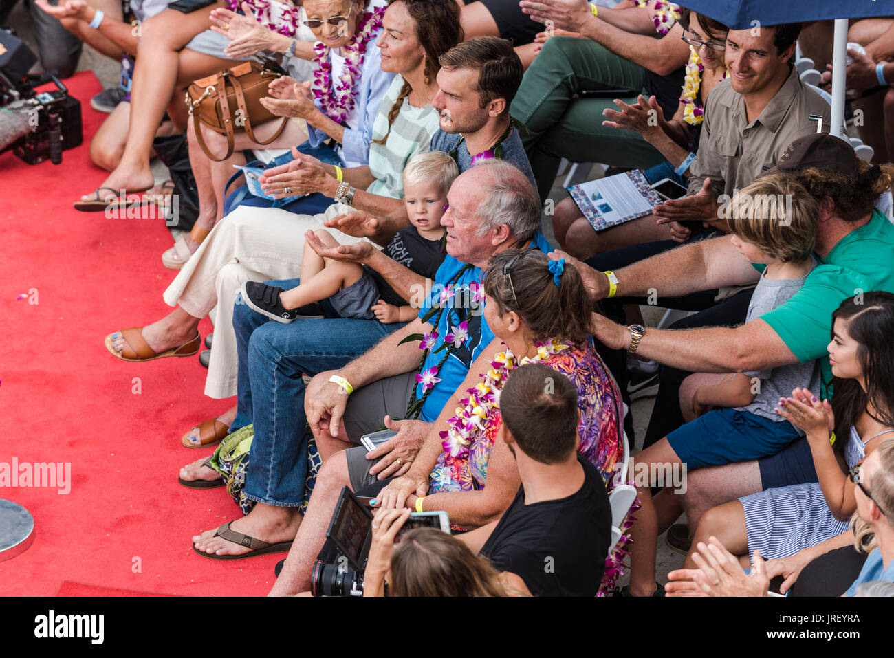 Huntington Beach, Stati Uniti d'America. 04 Agosto, 2017. Folle allegria e mostrano il loro supporto per Betania Hamilton della famiglia durante la sua cerimonia di induzione per il Surfing Hall of Fame di fronte Huntington surf e sport su Main Street, Huntington Beach, CA. Credito: Benjamin Ginsberg/Alamy Live News. Foto Stock