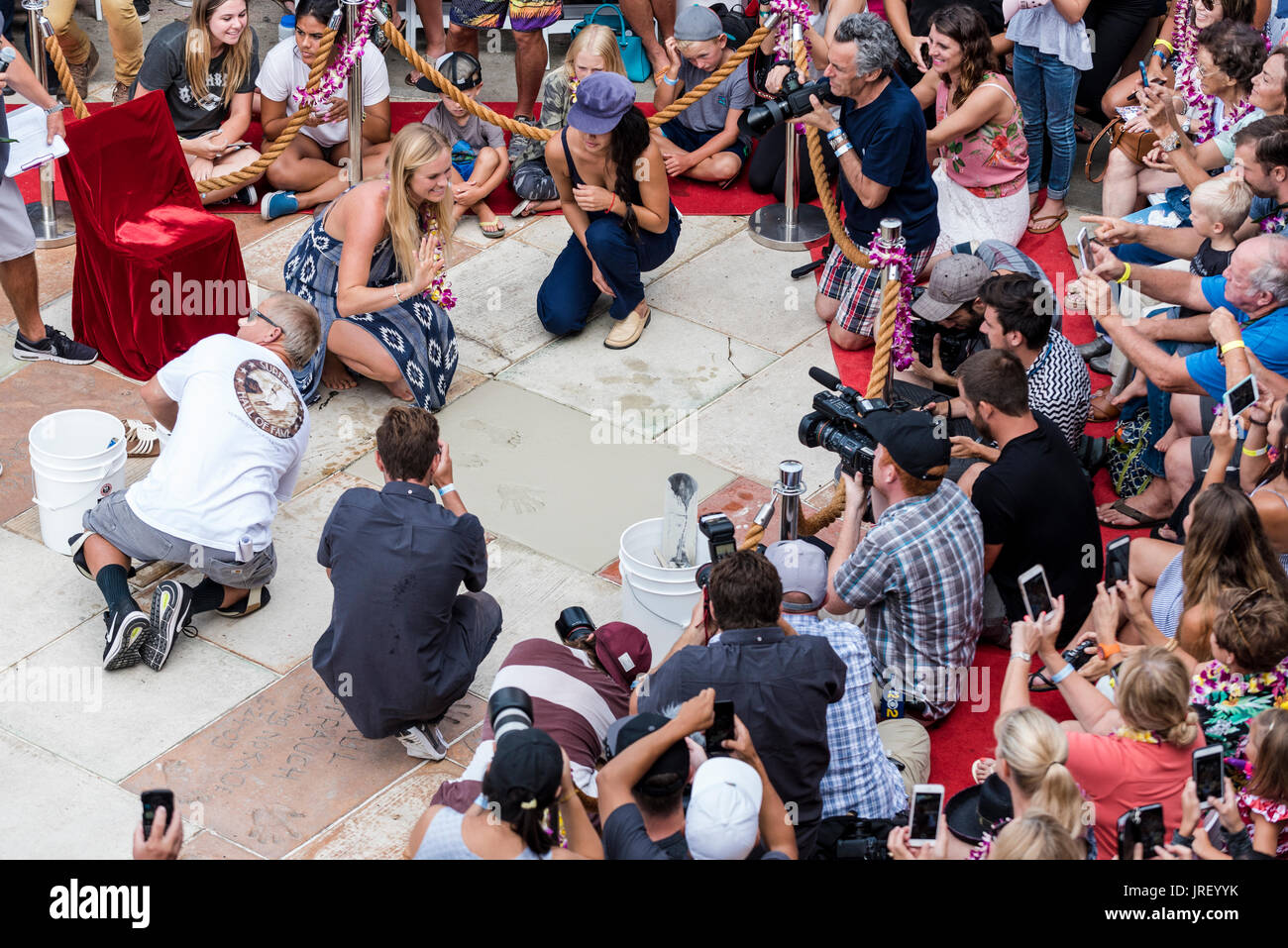 Huntington Beach, Stati Uniti d'America. 04 Agosto, 2017. Bethany Hamilton (USA-Hawaii), che ha perso il suo braccio nel 2003 ad un attacco di squalo alle Hawaii, e da allora è diventato uno dei più grandi surfisti di tutti i tempi -- concorrenti sul WSL campionato World Tour e il traino in 40-piede le onde a Peahi in Maui -- lascia la sua mano Stampa nella parte anteriore di Huntington surf e sport su Main Street, Huntington Beach, CA come ella è introdotto nella Surfing Hall of Fame. Credito: Benjamin Ginsberg/Alamy Live News. Foto Stock