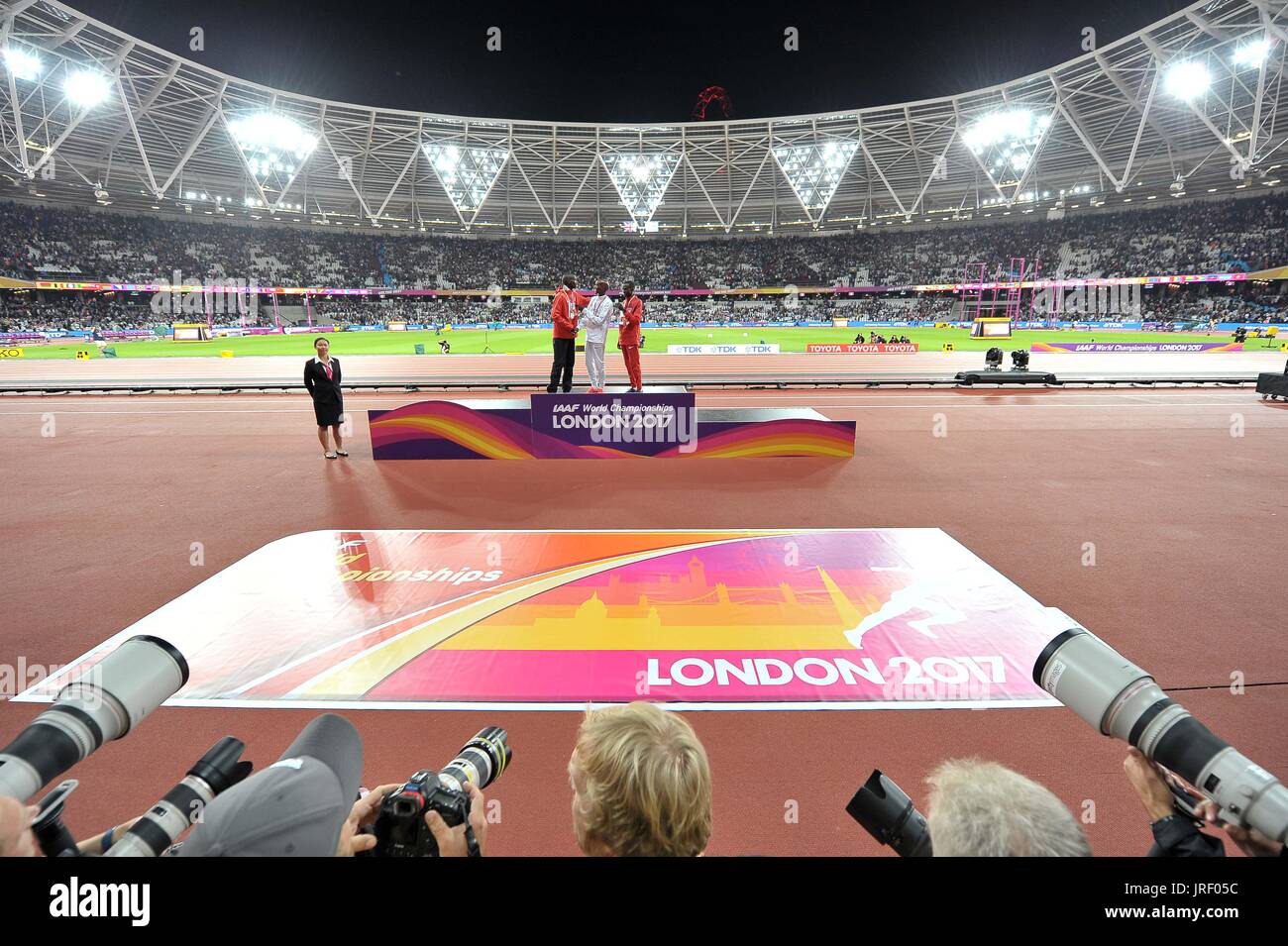 Stratford, UK. Il 4° agosto 2017. (L a r) Joshua Kiprui Cheptegei (UGA), Mo Farah (GBR) con la sua medaglia d'oro e Paolo Kipngetich Tanui sul podio dopo la mens 10.000m. IAAF mondiale di atletica. London Olympic Stadium. Queen Elizabeth Olympic Park. Stratford. Londra. Regno Unito. 04/08/2017. Credito: Sport In immagini/Alamy Live News Foto Stock