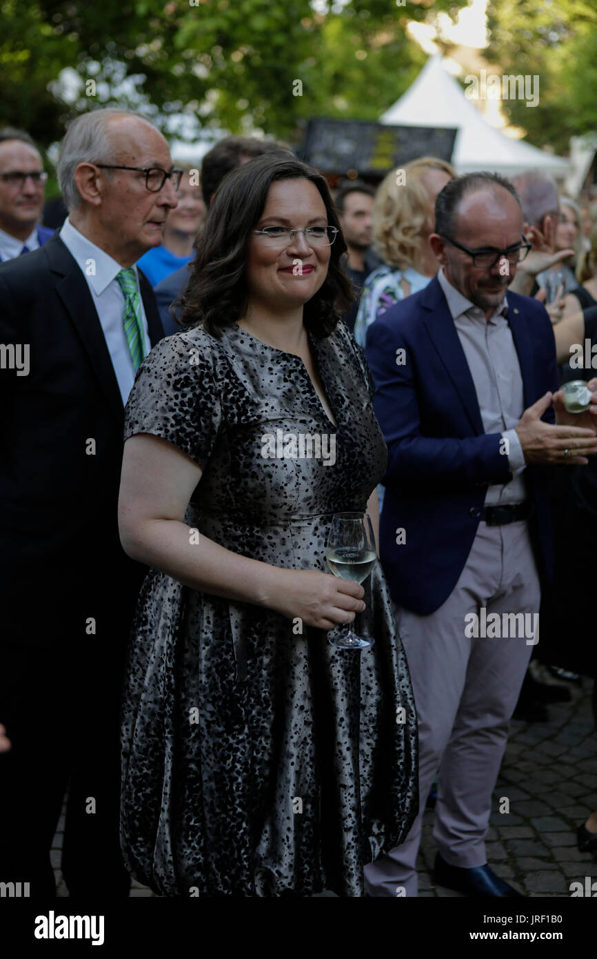 Worm, Germania. 4 agosto 2017. Andrea Nahles, il ministro federale tedesco del lavoro e degli affari sociali, è raffigurato alla reception prima della premiere. Attori politici e di altri VIP hanno partecipato alla serata di apertura del 2017 Nibelung Festival in worm. Il gioco del 16. Stagione del festival è denominato "Glow - Siegfried di Arabia' da Albert Ostermaier. Credito: Michael Debets/Alamy Live News Foto Stock