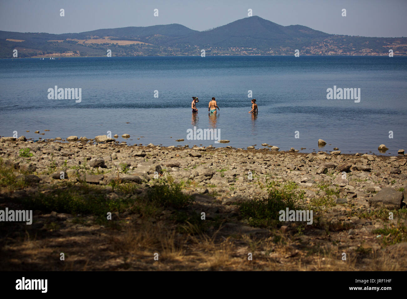 Roma, Italia. Il 3° agosto 2017. Tre donne cool se stessi nel lago di Bracciano, a Roma il backup di alimentazione di acqua in Italia il 3 agosto, 2017. Con la capitale italiana afferrata da una siccità paralizzanti e la sua più grave ondata di calore negli anni, gli analisti ha detto il governo della città ha bisogno di apportare modifiche strutturali per evitare il peggio urti da futuri attacchi con calore estremo. Credito: Jin Yu/Xinhua/Alamy Live News Foto Stock