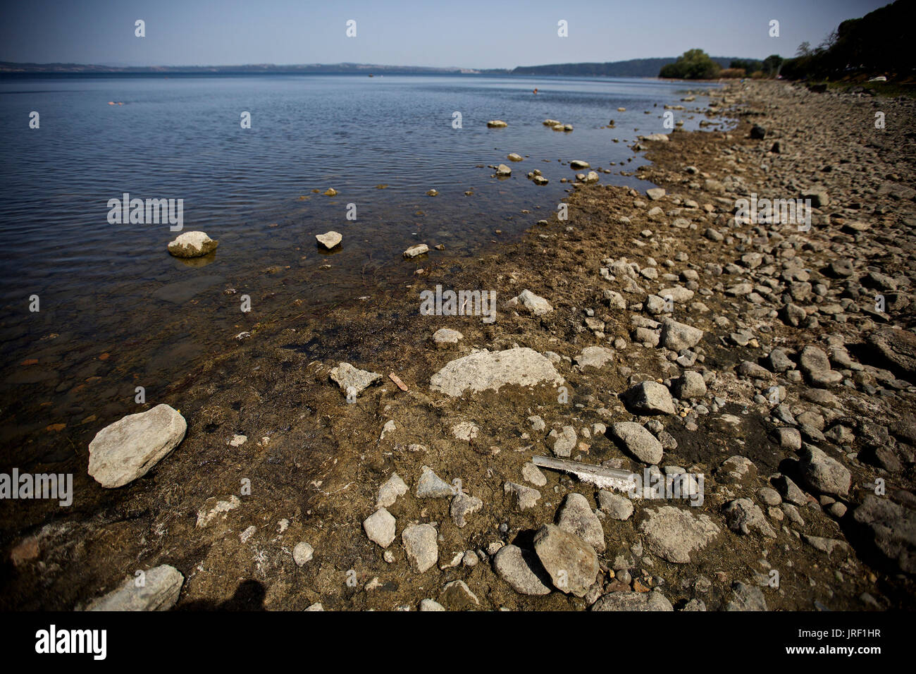 Roma. Il 3° agosto 2017. Foto scattata il 3 agosto, 2017 mostra la sabbia sottomarina e pietra emerse in seguito alla siccità nel lago di Bracciano, a Roma il backup di alimentazione idrica, in Italia. Con la capitale italiana afferrata da una siccità paralizzanti e la sua più grave ondata di calore negli anni, gli analisti ha detto il governo della città ha bisogno di apportare modifiche strutturali per evitare il peggio urti da futuri attacchi con calore estremo. Credito: Jin Yu/Xinhua/Alamy Live News Foto Stock