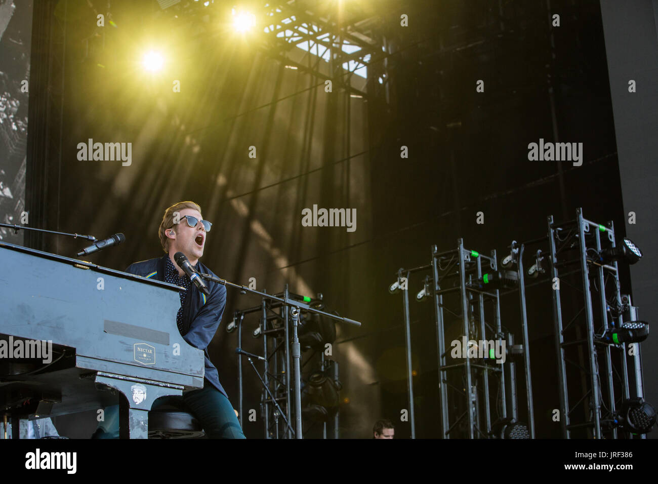 Andrew McMahon nel deserto di eseguire presso il panorama della città di New York Foto Stock