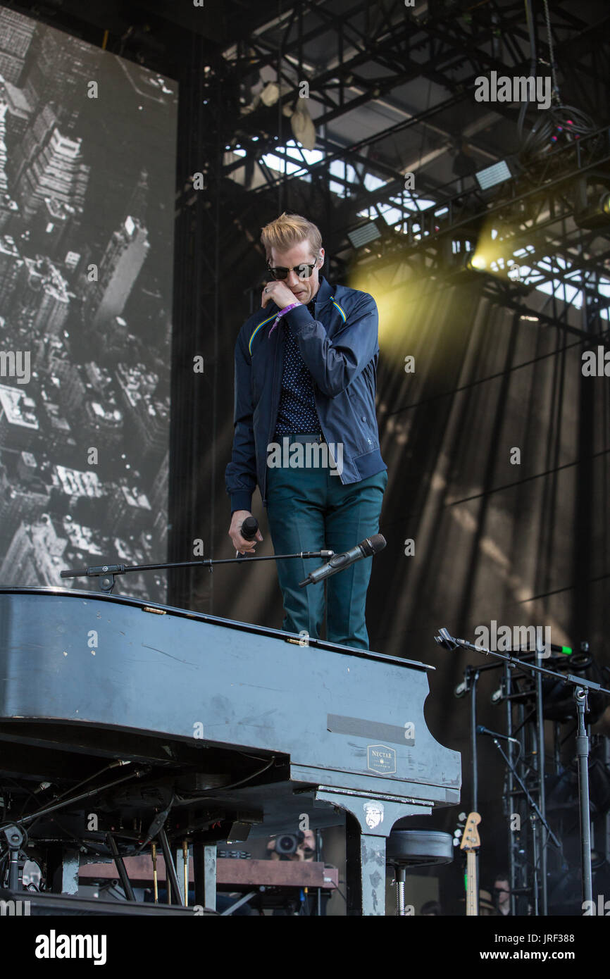 Andrew McMahon nel deserto di eseguire presso il panorama della città di New York Foto Stock