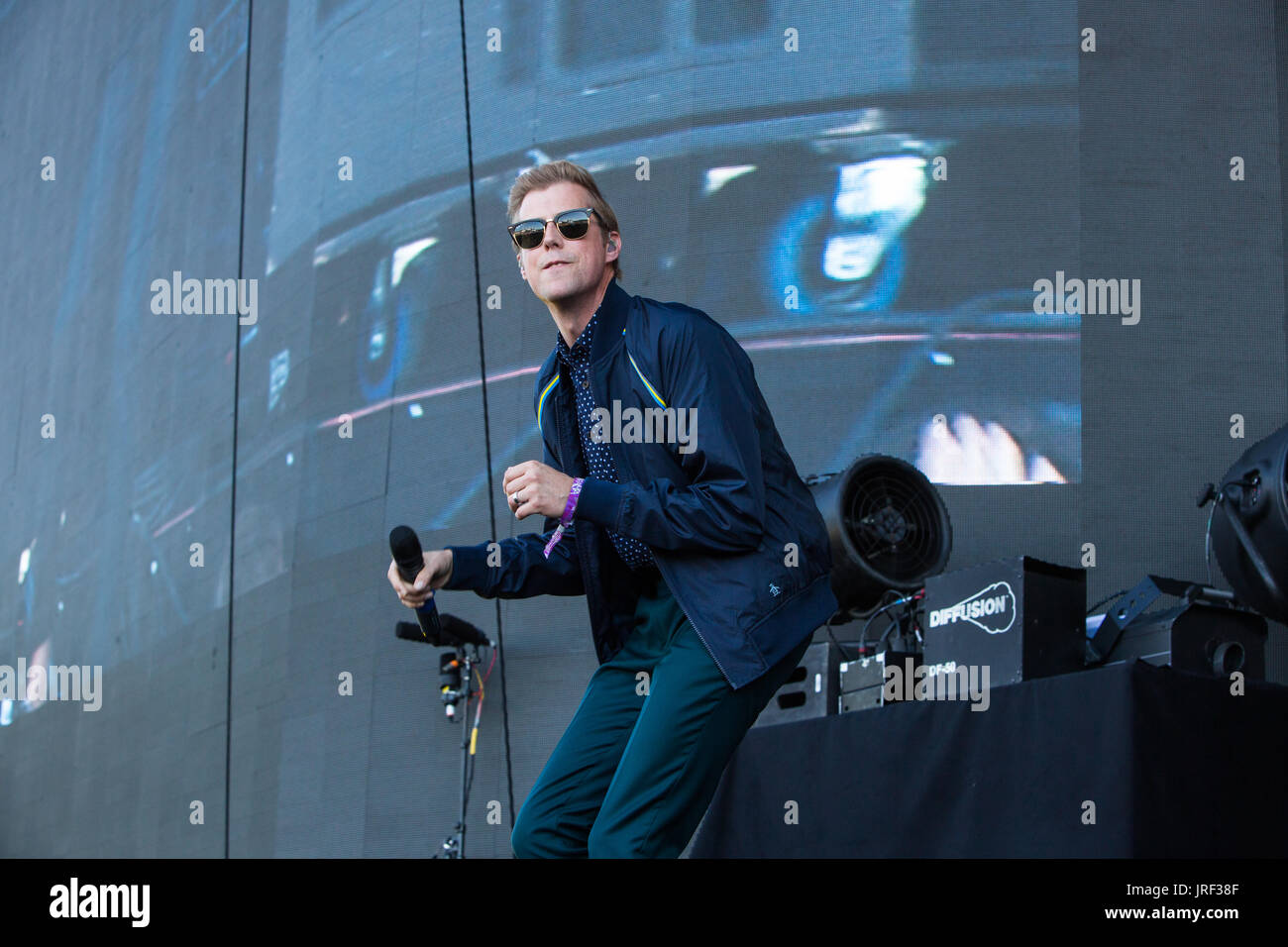 Andrew McMahon nel deserto di eseguire presso il panorama della città di New York Foto Stock