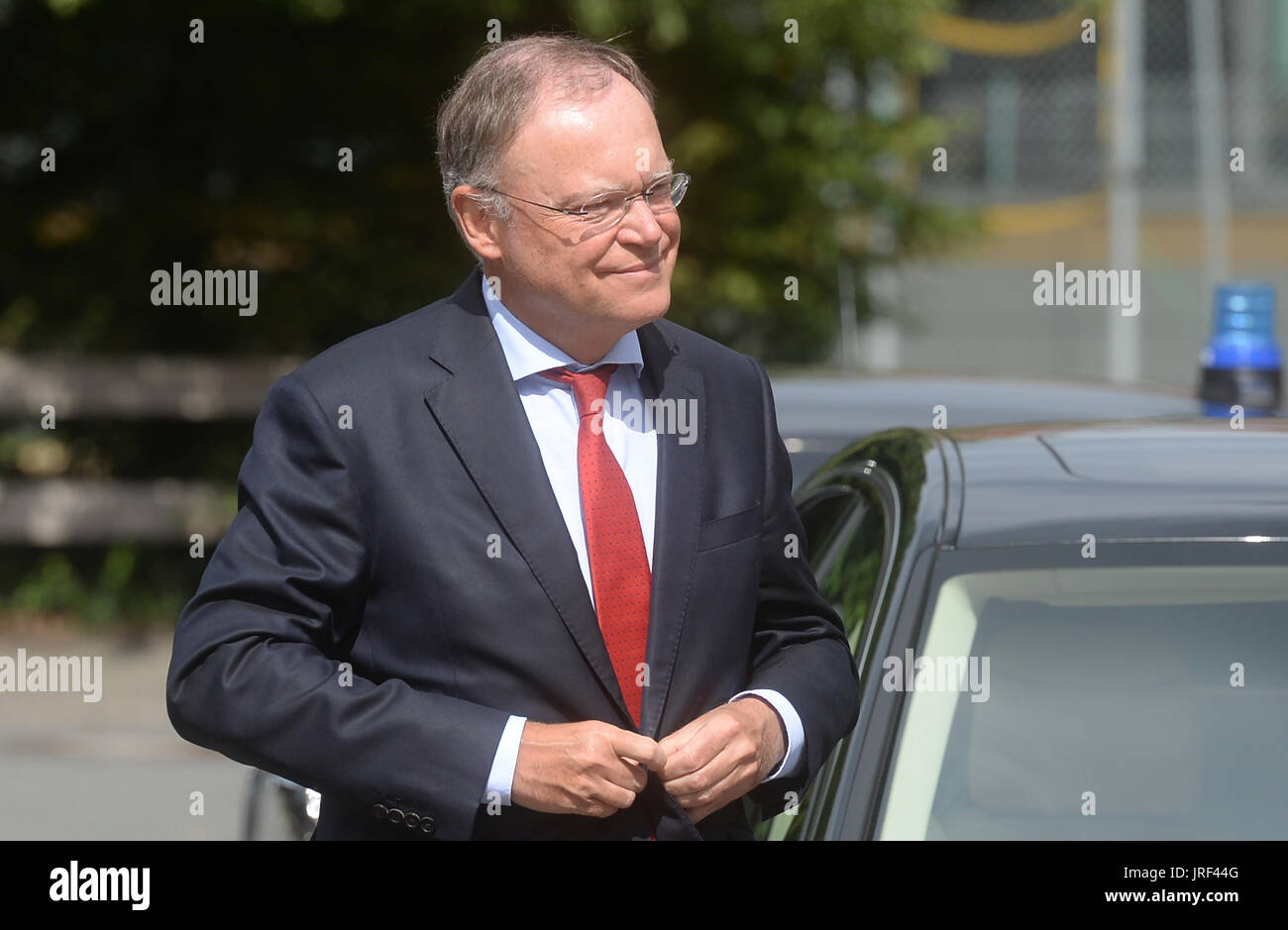 Hannover, Germania. 04 Ago, 2017. Il Premier del Land della Bassa Sassonia, Stephan Weil, abbottonatura suo camicia come egli arriva alla Cancelleria di Stato a Hannover, Germania, 04 agosto 2017. Dopo la perdita della maggior parte dalla coalizione Red-Green Weil è a favore di una elezione a scatto ma non intende dimettersi. Foto: Jochen Lübke/dpa/Alamy Live News Foto Stock