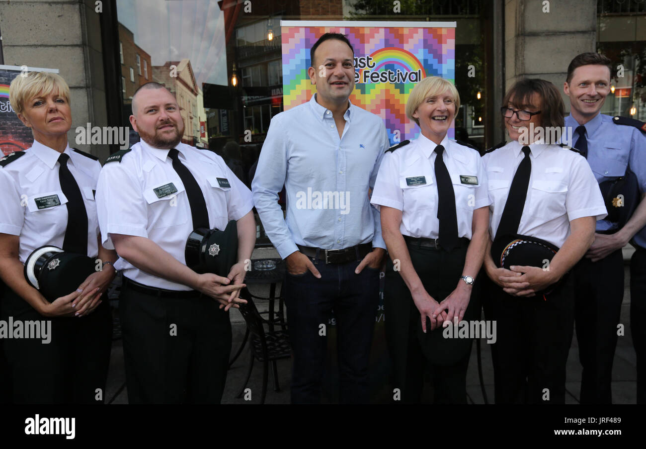 Belfast, Irlanda del Nord. 5 agosto 2017. Taoiseach Leo Varadkar (centro) pone con i membri del servizio di polizia dell Irlanda del Nord rete LGBT accanto a membri di un garda Siochana questa mattina prima di frequentare un orgoglio evento colazione presso la Northern Whig bar a Belfast. Questa è la prima volta che i membri della PSNI sarà marciando in Pride Parade in uniforme. Gardai sono anche state gieven il permesso di indossare le loro divise in parata. Credito : Laura Hutton/Alamy Live News. Foto Stock