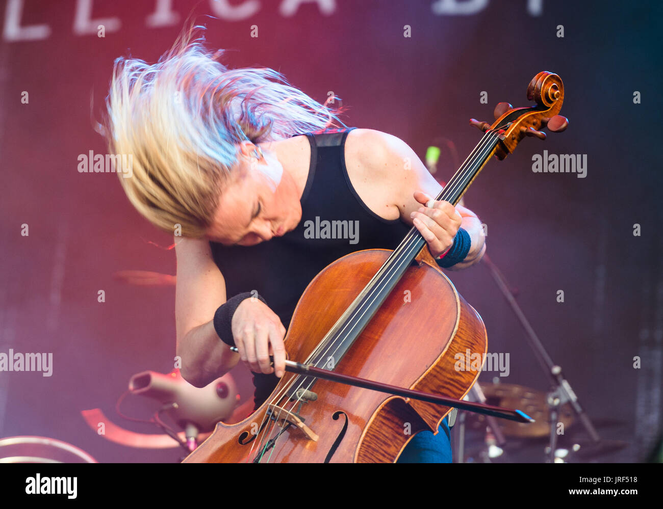 Eicca Toppinen, violoncellista con il finlandese Cello-Metal band Apocalyptica, giocando sulla difficile fase del Wacken Open Air Festival in Wacken, Germania, 04 agosto 2017. Il Wacken Open Air avviene tra 03 e 05 agosto 2017. Foto: Christophe Gateau/dpa Foto Stock