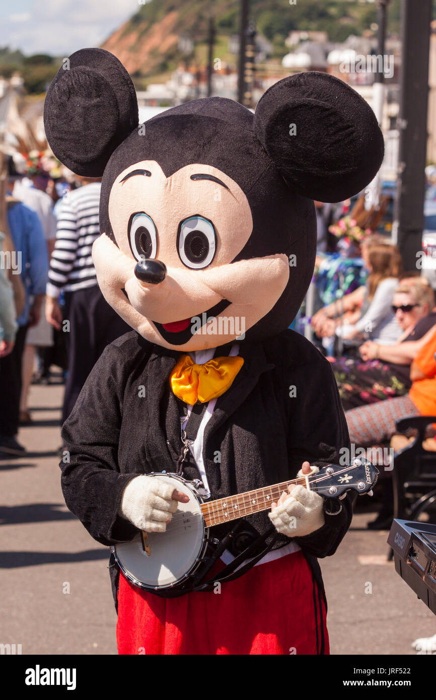 Sidmouth, 5 Agosto 17. Buskers sul lungomare a Sidmouth durante la Settimana della Musica Folk Festival. Il folk festival è stato avviato a partire dal 1955, attrae decine di migliaia di visitatori e vedrà oltre 700 eventi prima del concerto finale il 11 Agosto.Credit: Sud Ovest foto / Alamy Live News Foto Stock