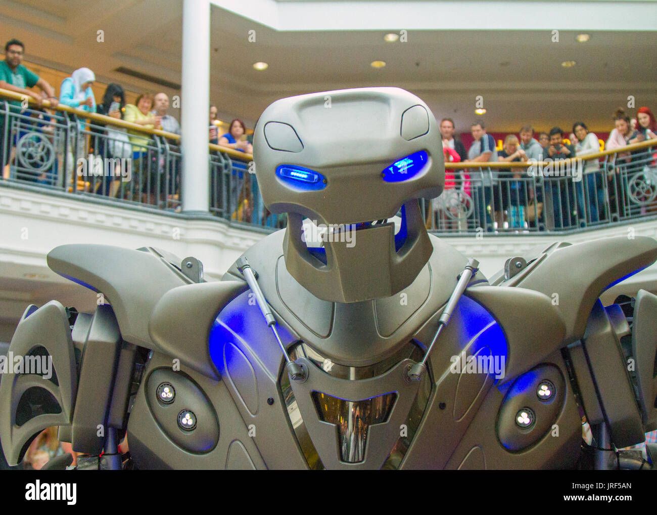 Preston, Lancashire, Regno Unito. Titan il robot, indossando un  esoscheletro suit, incanta la folla di St George's Center. Titan è il nome  di fase di un parzialmente costume meccanizzato creato da Cyberstein