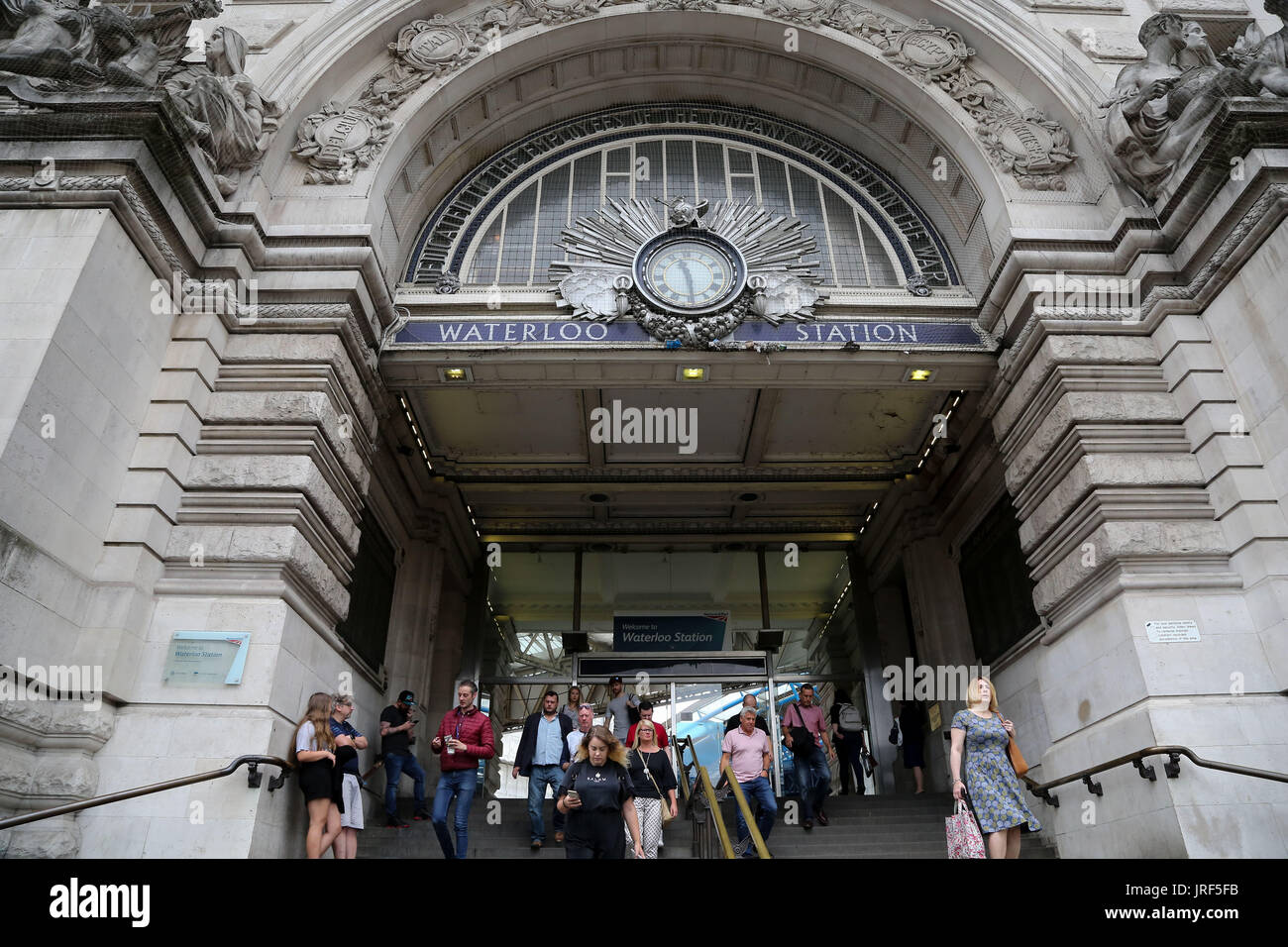 Londra, Regno Unito. 05 Ago, 2017. Stazione Waterloo di Londra. Migliaia di passeggeri ferroviari si trovano di fronte a più di tre settimane di caos alla Stazione Waterloo di Londra e del Regno Unito di stazione più trafficate. Dieci piattaforme a sarà chiusa a partire da oggi, 5 Agosto fino al 28 agosto Come iniziano i lavori per un grande progetto di ingegneria per consentire più treni per operare su percorsi extraurbani dal dicembre 2018. Credito: Dinendra Haria/Alamy Live News Foto Stock