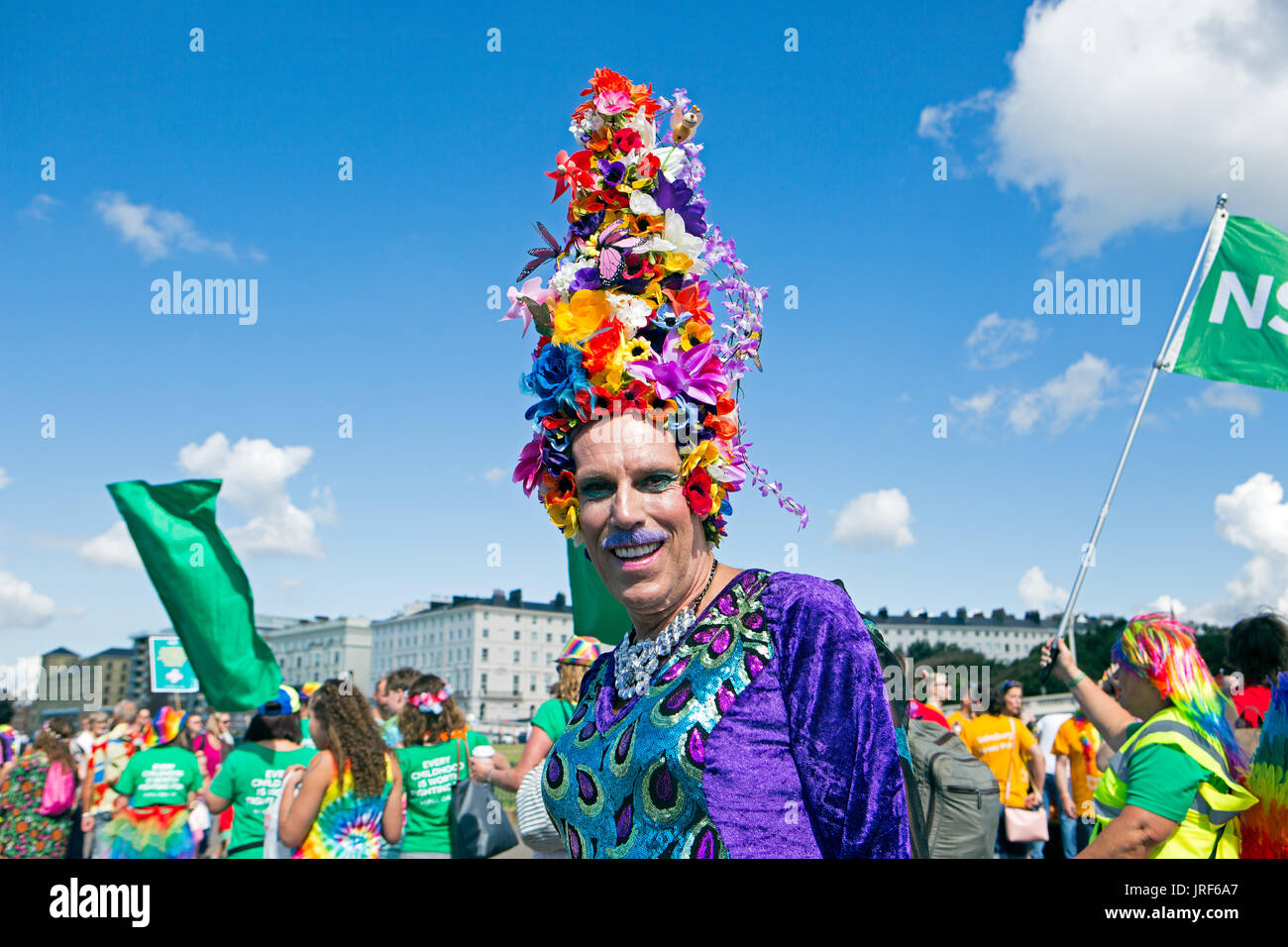 Brighton, Regno Unito. 05 Ago, 2017. Questo è il Brighton Gay Pride 2017 Parade. Un atmosfera di carnevale promozione dei diritti per la comunità LGBT. La sfilata procedeva sul lungomare di Brighton & Hove con inizio alle 11:00 am da Hove prati lungo il lungomare e attraverso il centro città di Brighton. 5 agosto 2017. Credito: David Smith/Alamy Live News Foto Stock