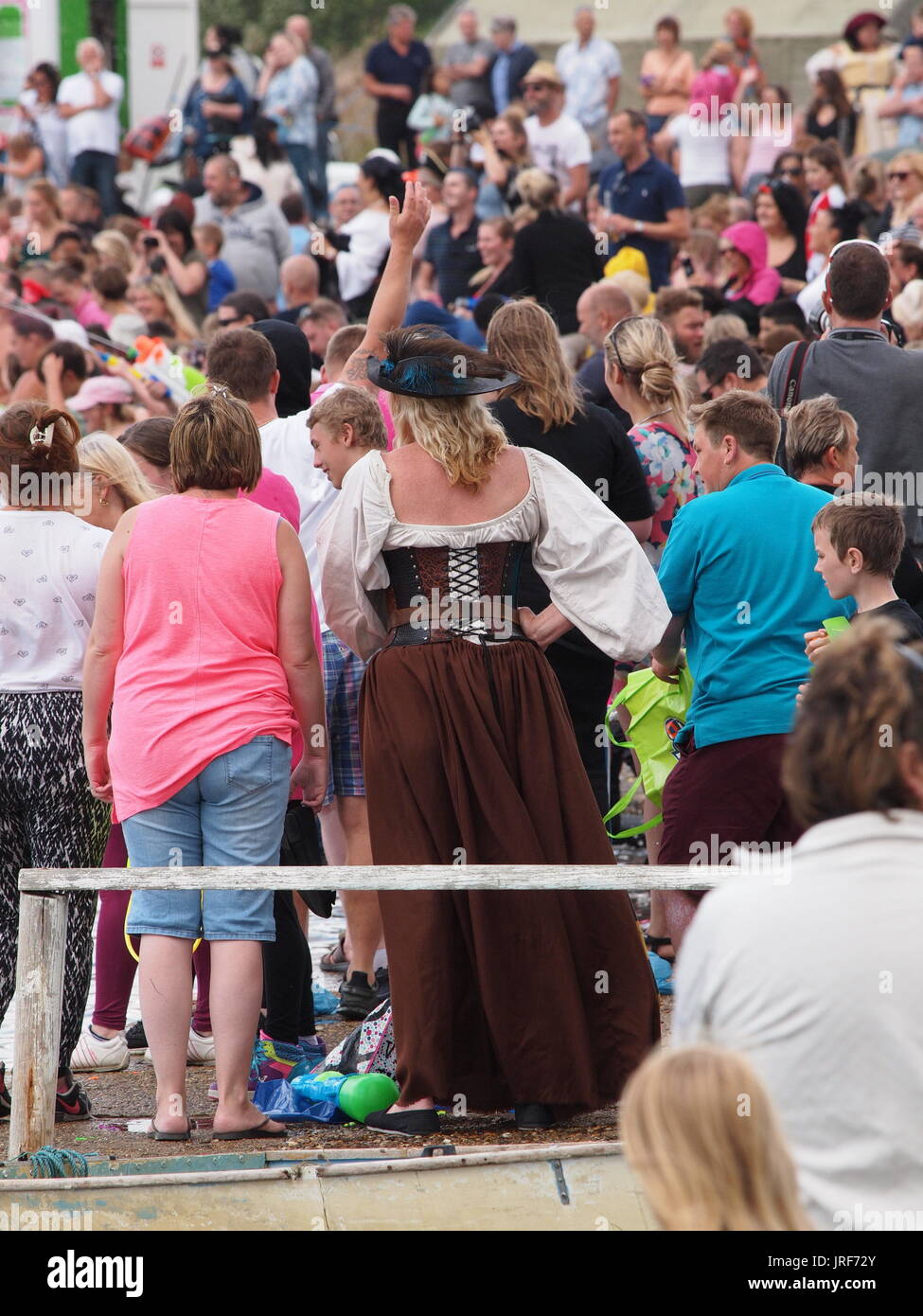 Sheerness, Kent, Regno Unito. 05 Ago, 2017. Pirati Sheppey "invadere" e nello stadio un enorme waterfight su Barton punto del lago. Credito: James Bell/Alamy Live News Foto Stock