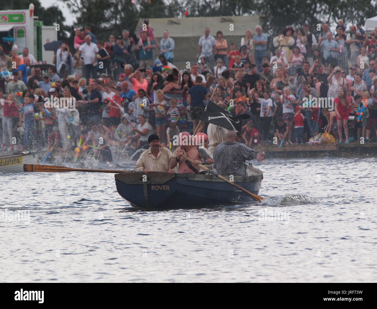 Sheerness, Kent, Regno Unito. 05 Ago, 2017. Pirati Sheppey invadere e la fase di una grande lotta di acqua su Barton punto del lago. Credito: James Bell/Alamy Live News Foto Stock