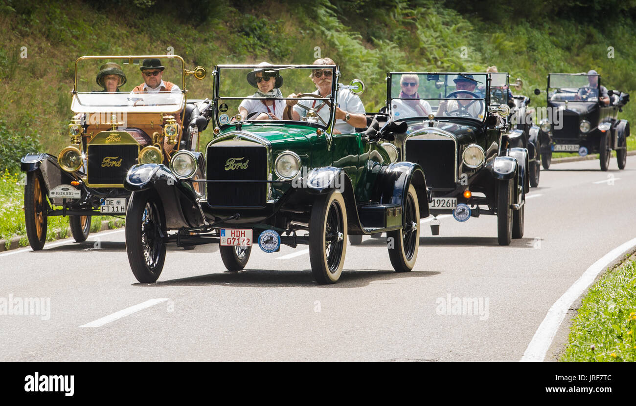 Bad Teinach-Zavelstein, Germania. 05 Ago, 2017. dpatop - Diversi Ford Modello T guida attraverso una strada durante la grande classic car ride vicino a Bad Teinach-Zavelstein, Germania, 05 agosto 2017. Foto: Christoph Schmidt/dpa/Alamy Live News Foto Stock