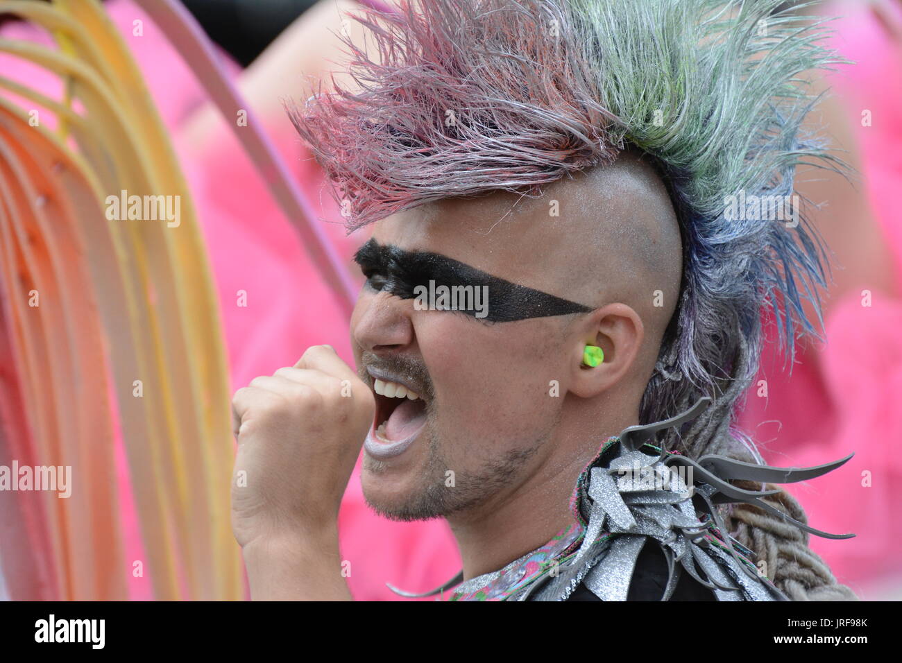 Amsterdam, Paesi Bassi . 5 agosto 2017. Un uomo con un arcobaleno pastello Mohawk e costume di carnevale, su uno dei carri di carnevale a Amsterdam orgoglio. Credito: Patricia Phillips/Alamy live news Foto Stock