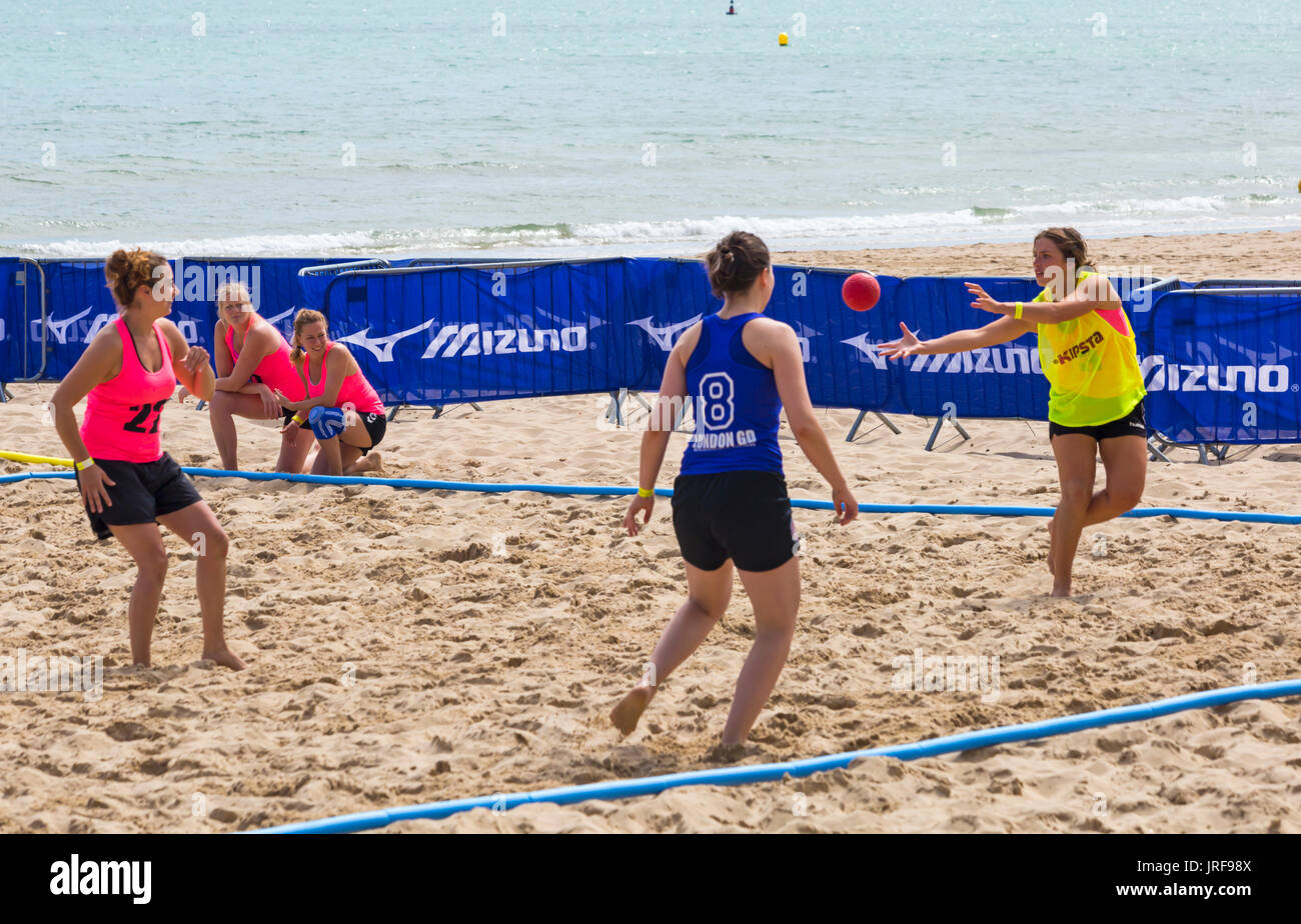 Cui Canford Cliffs, Poole, Dorset, Regno Unito. 5 Ago, 2017. British beach handball Championships avviene a cui Canford Cliffs spiaggia di oggi e di domani. Credito: Carolyn Jenkins/Alamy Live News Foto Stock