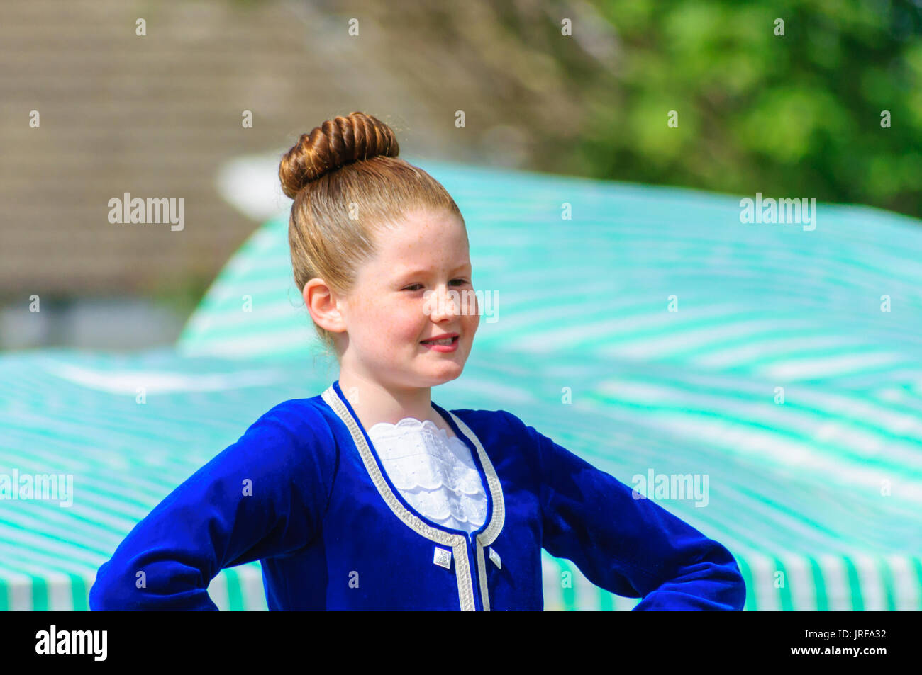 Dundonald, Scotland, Regno Unito. 5 agosto 2017. Una giovane ragazza compete in highland dancing. Dundonald Highland Games celebra la tradizionale cultura scozzese con una pipe band contest, tamburo major, solo tubazioni, highland dancing, eventi pesanti, laterale si arresta, ammassato bande di cornamuse, una processione di strada ed è tenuto nella suggestiva cornice della Royal Dundonald Castle. Credito: Berretto Alamy/Live News Foto Stock