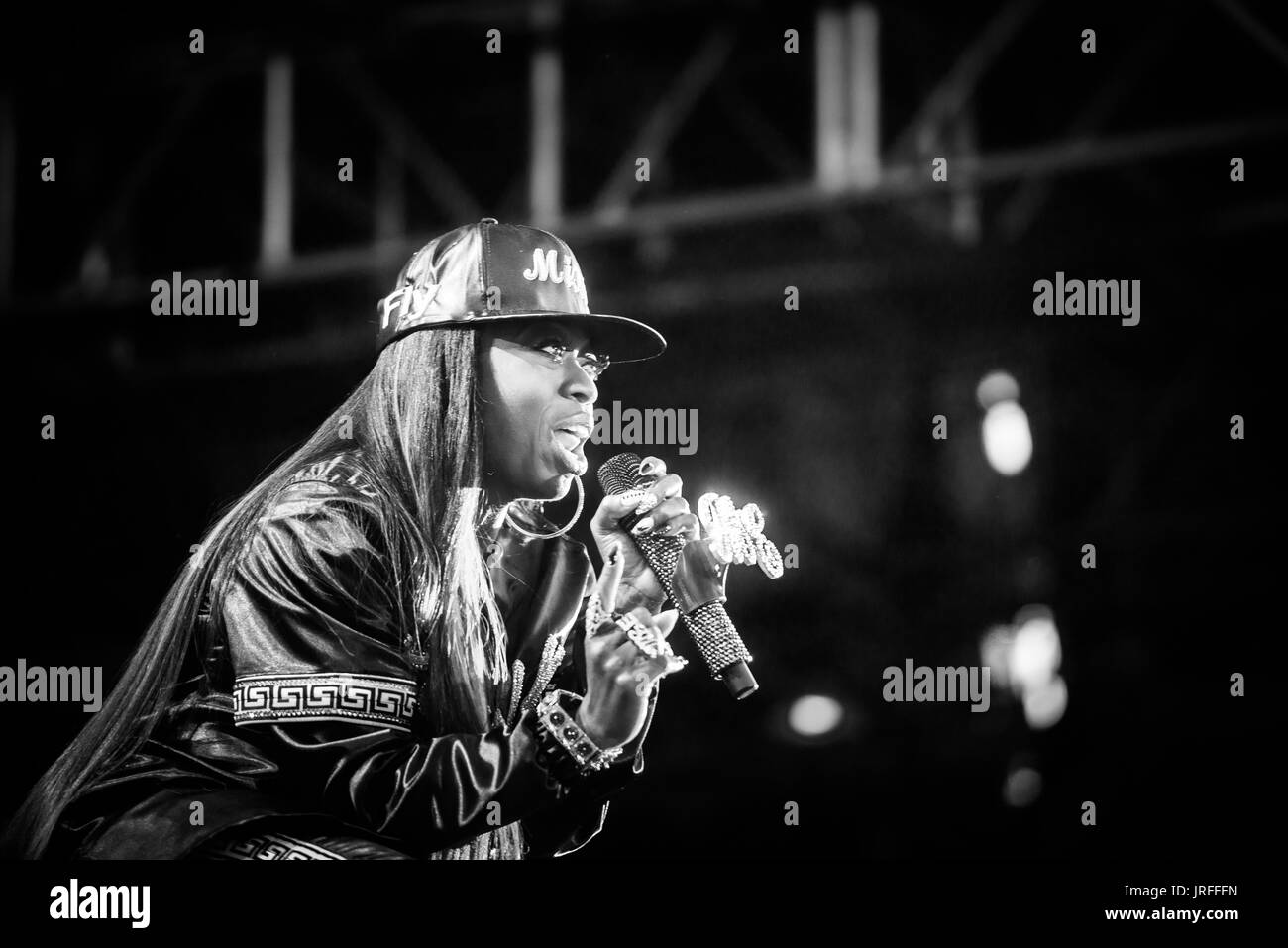 Missy Elliott effettuando in corrispondenza di un festival di musica in British Columbia Canada in bianco e nero. Foto Stock