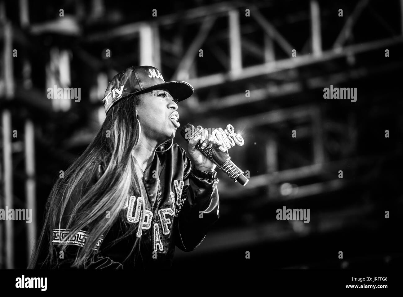Missy Elliott effettuando in corrispondenza di un festival di musica in British Columbia Canada in bianco e nero. Foto Stock