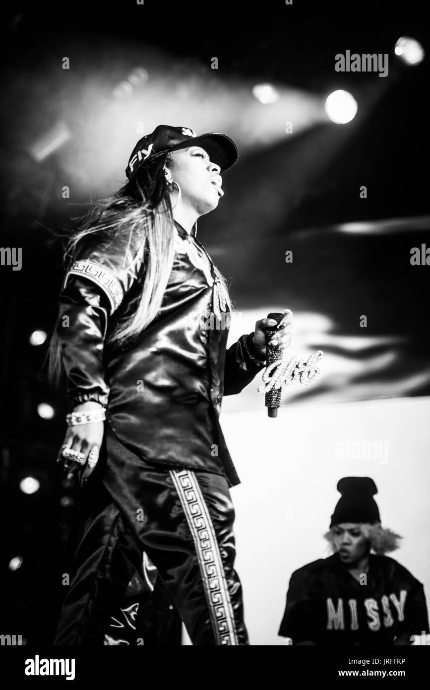 Missy Elliott effettuando in corrispondenza di un festival di musica in British Columbia Canada in bianco e nero. Foto Stock