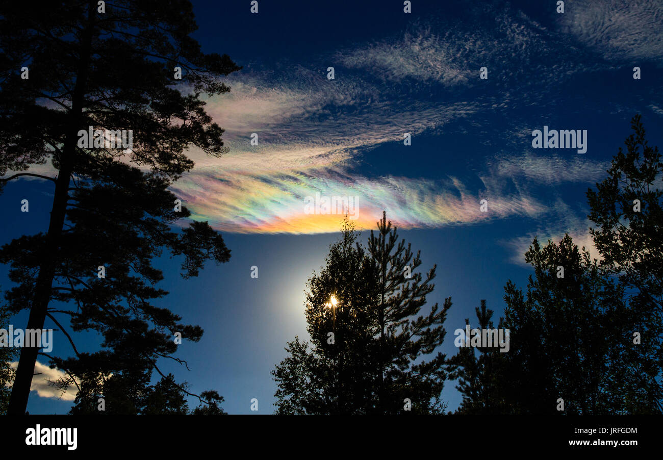 Iridescente o madreperlaceo nuvole sopra Tiveden parco nazionale in Svezia Foto Stock