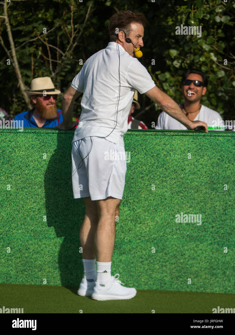 Judy Murray, Anton du Beke, Goran Ivanišević, Tim Henman, Strictly Come Dancing partner sono riuniti per una lezione di tennis (Murray e du Beke) e prendere parte al match di esibizione in un photocall come campionato ufficiale del partner bancario ospita è esperienza della ventola si trova nella coda di Wimbledon. Dotato di: Anton du Beke dove: London, England, Regno Unito quando: 05 lug 2017 Credit: Wheatley/WENN Foto Stock