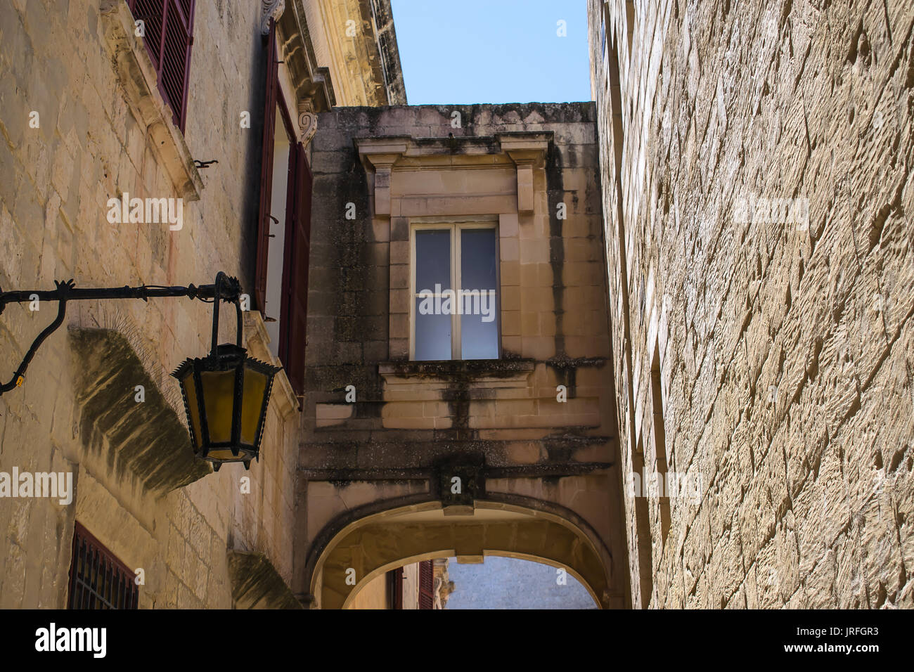 Spooky luce proveniente da una finestra di un edificio abitato. Foto Stock