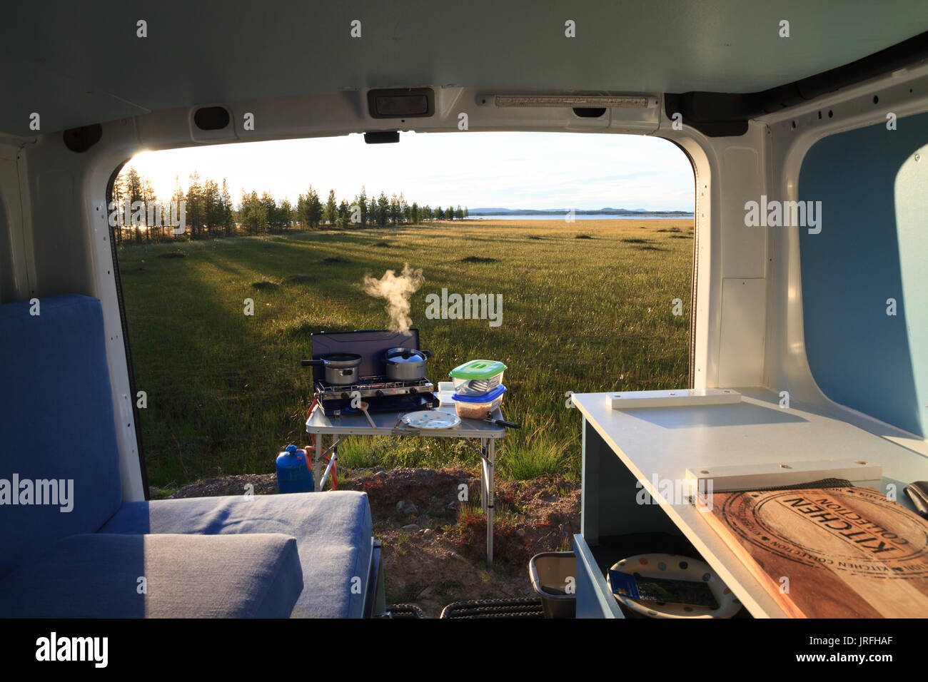 Vista dall'interno mentre cucinando fuori mentre il campeggio libero in un camper Foto Stock