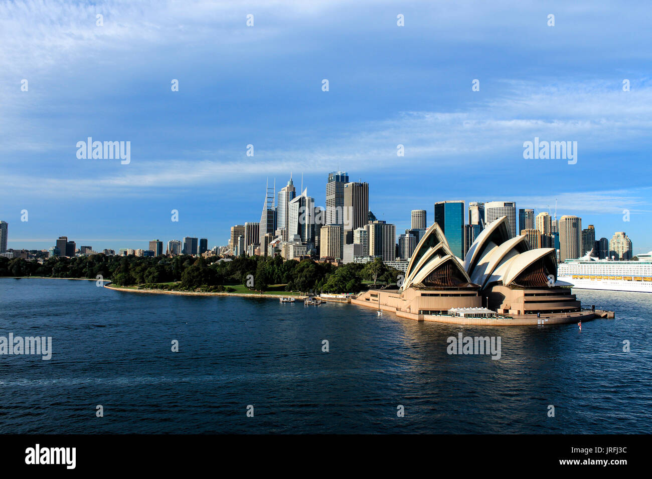 Sydney Opera House e dello skyline della città con il porto di Sydney in primo piano Foto Stock