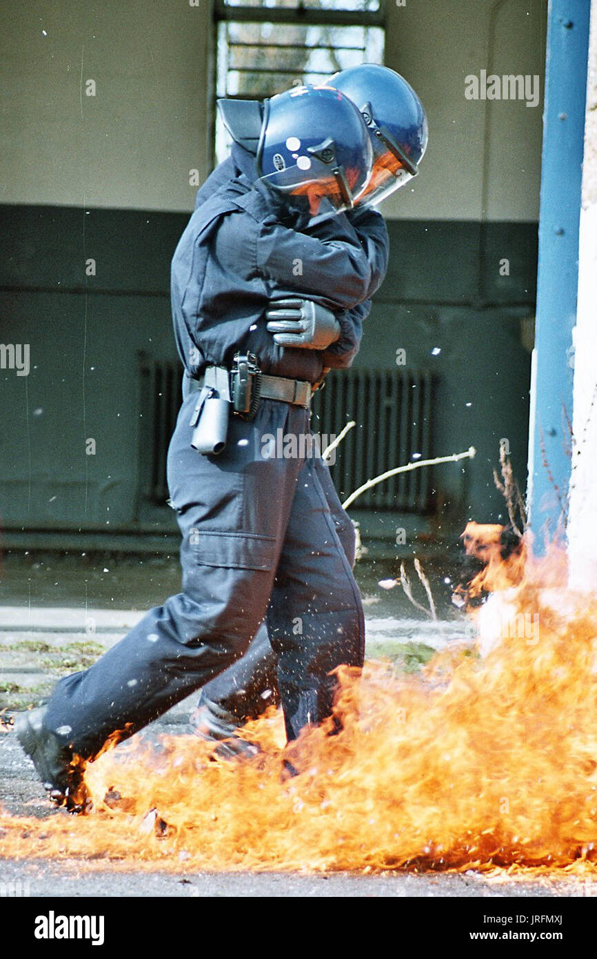 Gli ufficiali di polizia a street riot incidente, disordini pubblici, BOZENA RIOT SYSTEM Foto Stock