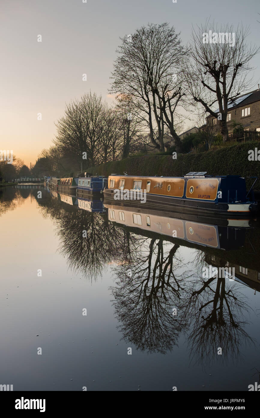 Barche strette e riflessi nella pittoresca cittadina di Skipton, giovedì 29 dicembre 2016, Skipton, Inghilterra. Foto Stock