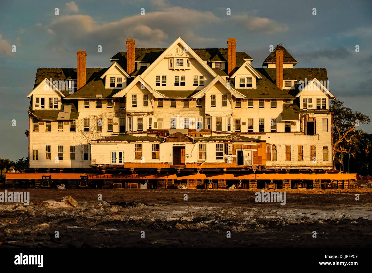 Grand hotel e gemma architettonica di inizio xx secolo essendo spostata e resituated sulla costa del Golfo della Florida, Stati Uniti d'America Foto Stock