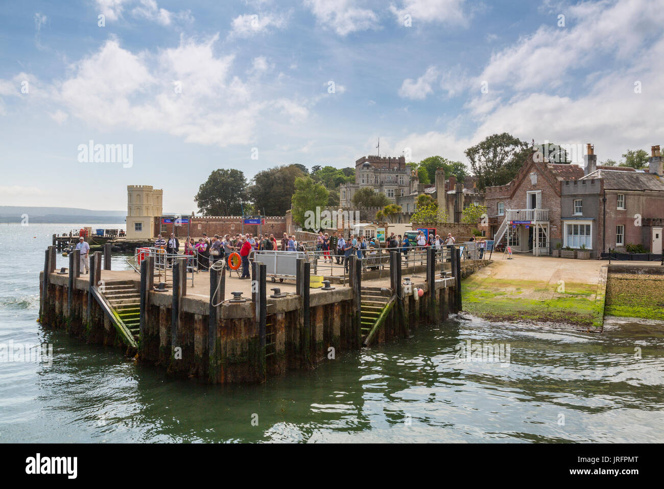 Il molo dove attraccano i traghetti da banchi di sabbia e terra di Poole i loro passeggeri a Brownsea Island nel porto di Poole, Dorset, England, Regno Unito Foto Stock