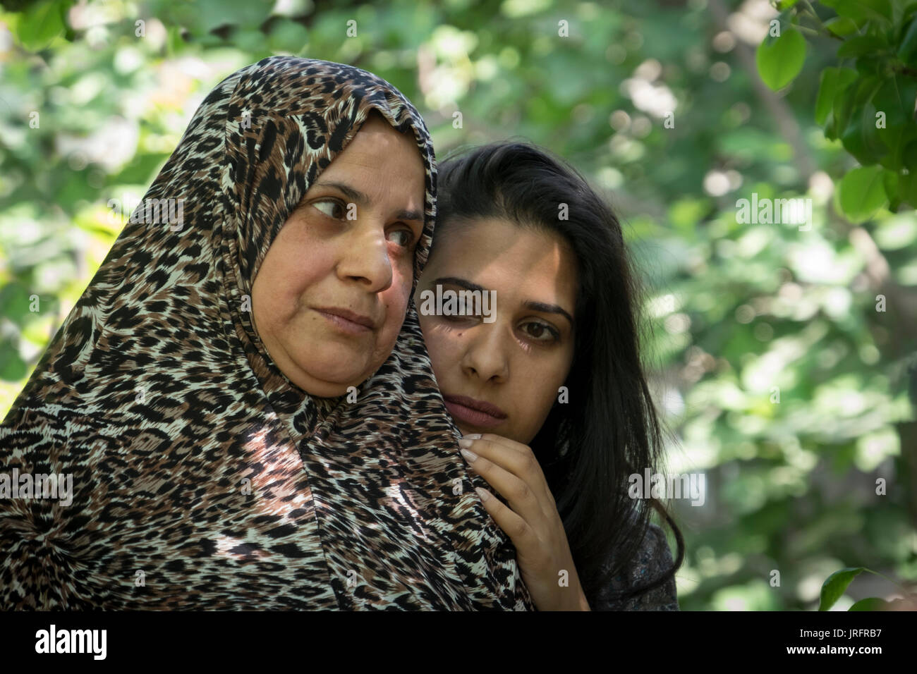 Madre palestinese e la figlia di descrivere le loro interazioni con i loro coloni israeliani vicini nel centro di Hebron nei territori occupati Foto Stock