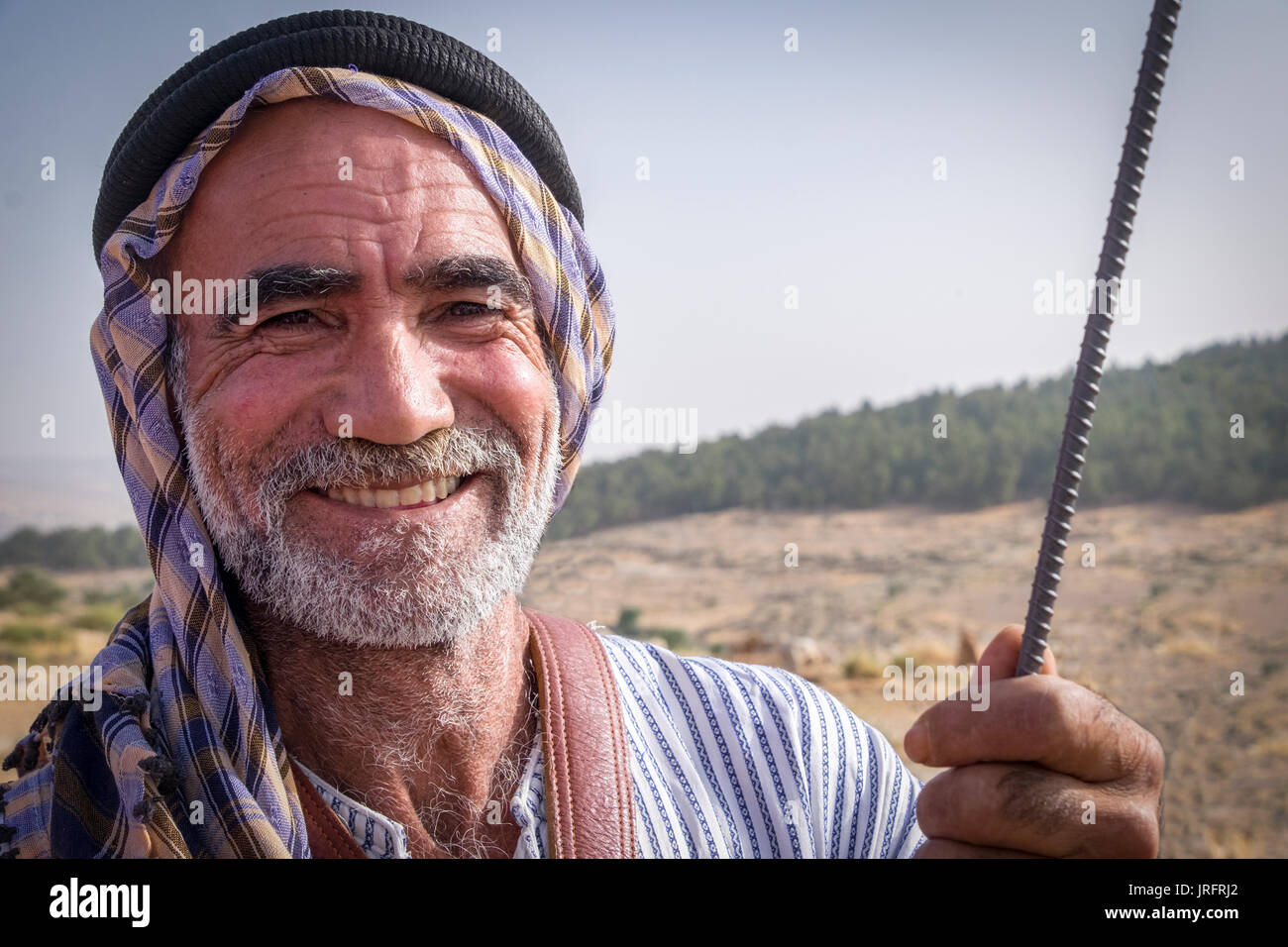 Ritratto di un agricoltore palestinese in abito tradizionale tenta di ritornare nella sua casa dopo essere stati cacciati dai coloni israeliani di Hebron hills Foto Stock