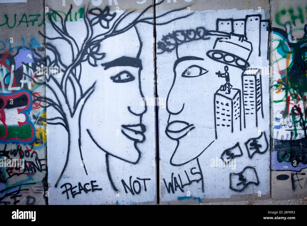 Graffiti artistico sulla parete che separa la Palestina da Israele divide la città di Betlemme nei territori occupati della Cisgiordania. Foto Stock