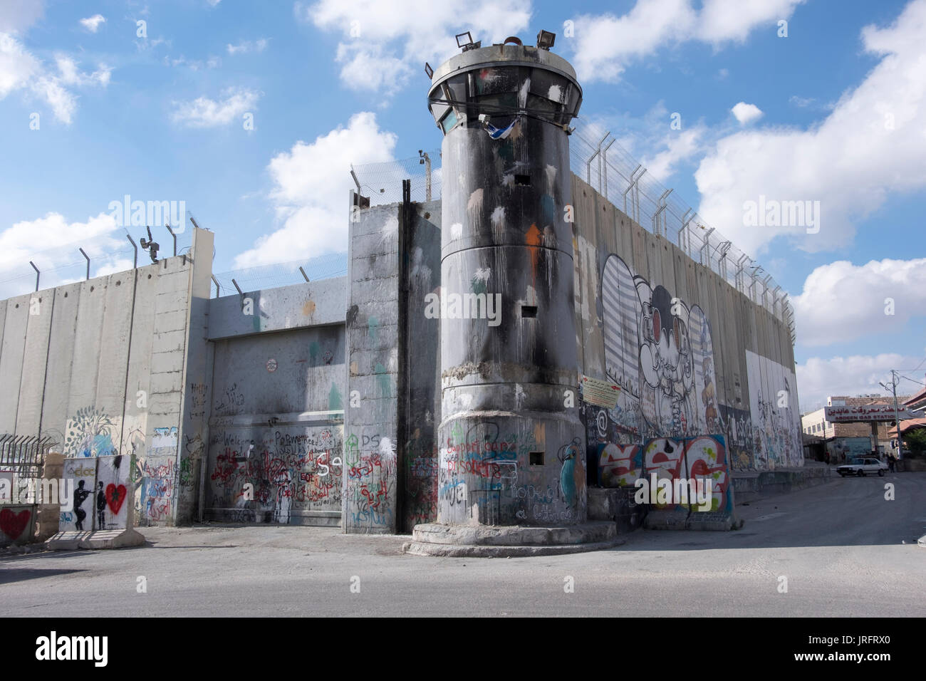 Il grafitti riempito parete che separa la Palestina da Israele come divide la città di Betlemme nei territori occupati della Cisgiordania Foto Stock