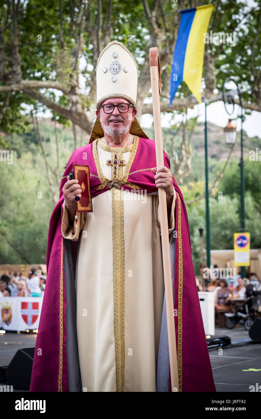 Un uomo gioca il ruolo del Papa in una rievocazione storica in un Renaissance festival o una fiera nel sud della Francia Foto Stock