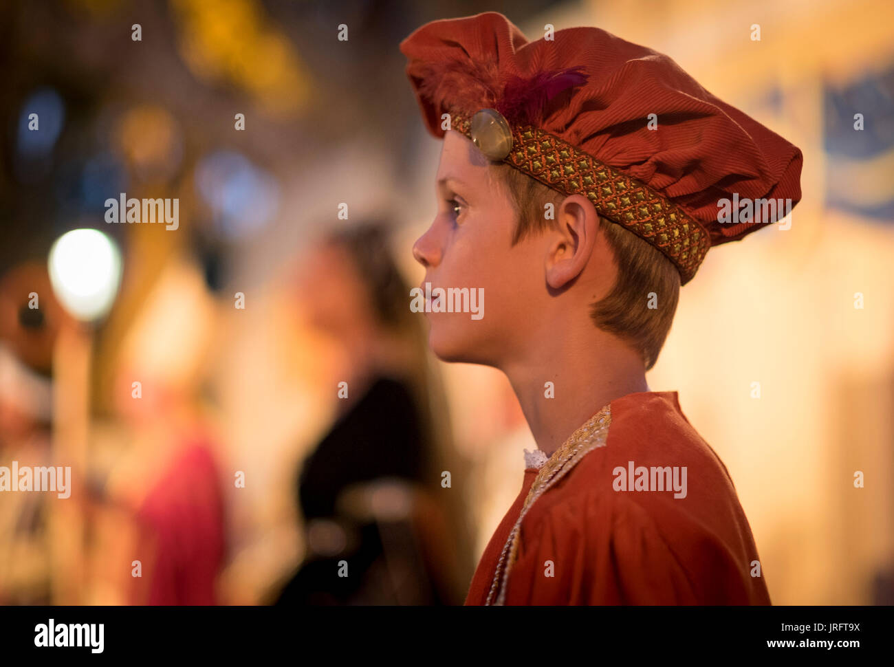 Ragazzo giovane vestito in costume rinascimentale con tappo in una fiera del Rinascimento nel sud della Francia Foto Stock