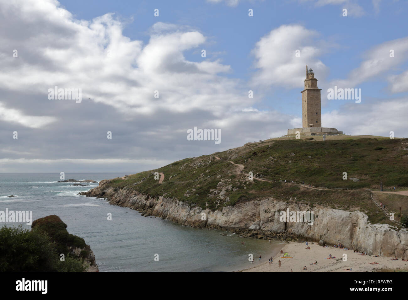 Paesaggio della Torre di Hercules in Galizia città capitale La Coruña sulle sue rocce promontorio sul mare Foto Stock